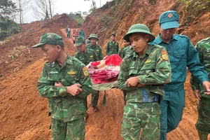 Khiêng sản phụ nguy cơ băng huyết vượt đường sạt lở đến cơ sở y tế