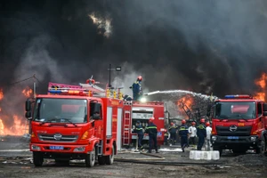 Cháy lớn kèm tiếng nổ tại bãi xe ở TP Đà Nẵng