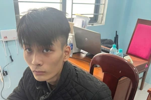 Thanh niên dùng bình xịt hơi cay tấn công, cướp giật điện thoại shipper