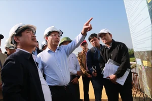 Ông Phạm Đức Ấn, Chủ tịch TP Đà Nẵng (chỉ tay) kiểm tra dự án cầu Văn Ly và đường dẫn. Ảnh: TN