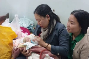 Bé trai được xã tạm giao cho người dân chăm sóc.