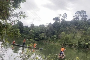 Lực lượng chức năng cùng người dân tìm kiếm tung tích nạn nhân. Ảnh: Sos Quảng Nam.