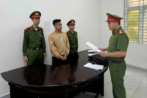 Công an tống đạt quyết định khởi tố đối với Dương. Ảnh: CA