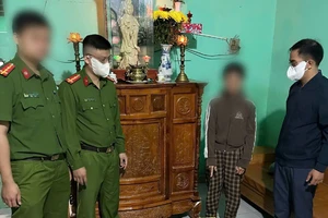 Công an bắt quả tang hai người tàng trữ 46 kg pháo nổ. Ảnh: CA