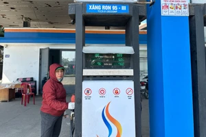 Tại phường Điện Bàn Đông, giá xăng RON95-III cao hơn phường Ngũ Hành Sơn 200 đồng/lít. Ảnh: TN