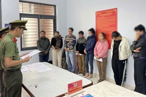 Công an tống đạt quyết định khởi tố. Ảnh: CA