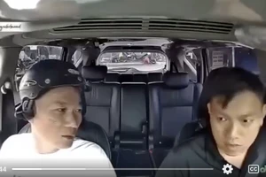 Hành khách cự cãi, sau đó đập xe ô tô, đánh tài xế.