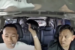 Vị khách đập màn hình trên xe ô tô, đánh tài xế đã bỏ trốn. Ảnh: TN