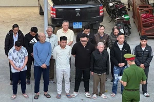 Nhóm người liên quan đến đường dây đánh bạc quy mô 50 tỉ ở Đà Nẵng. Ảnh: CA