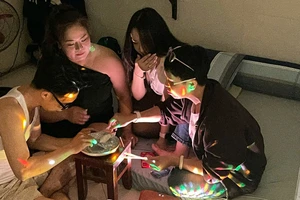 Cán bộ công an đóng vai người sử dụng ma tuý. Ảnh: CA