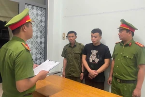 Công an đọc lệnh bắt khẩn cấp đối với Tấn. Ảnh: CA