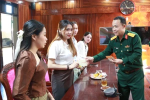 Bộ Chỉ huy quân sự TP Đà Nẵng tặng quà sinh viên Lào