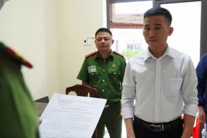 Cảnh sát bắt tạm giam Hoàng. Ảnh: CA