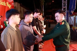 Tặng quà động viên thanh niên nhập ngũ năm 2026. Ảnh: ĐQ