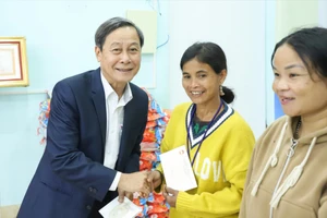 Ông Phạm Tấn Tư, Giám đốc VOV Miền Trung - Trưởng Ban tổ chức trao quà cho người dân vùng cao.