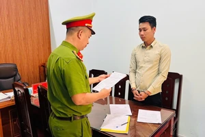 Công an bắt tạm giam bị can Long. Ảnh: CA