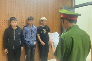 Công an đọc lệnh bắt nhóm thanh thiếu niên chặn xe, cướp tài sản của người đi đường. Ảnh: CA