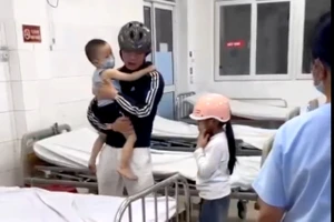 Cháu bé được CSGT chở đi cấp cứu.