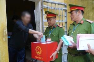 Cán bộ mang thùng phiếu đến phòng những cử tri đặc biệt.