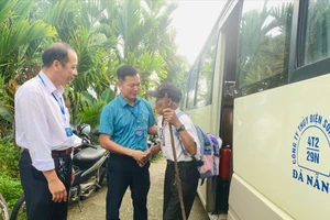 Xe buýt đưa đón cử tri đi.