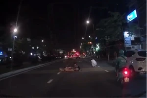 Hai người đi xe máy ngã nhào ra đường. Ảnh: TN