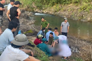 Người dân đưa các em lên bờ sơ cứu nhưng không qua khỏi. Ảnh: CTV