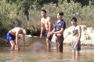 Người dân phát hiện thi thể nam thanh niên. Ảnh: FB