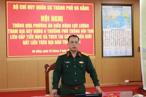 Đại tá Trần Hữu Ích, Chỉ huy trưởng Bộ CHQS TP Đà Nẵng chủ trì hội nghị