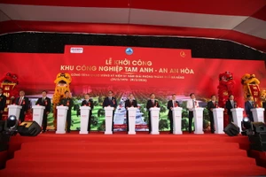 Nghi thức bấm nút khởi công dự án KCN 4.152 tỉ ở phía Nam TP Đà Nẵng. Ảnh: TN