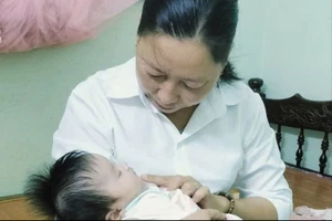 Bé gái sơ sinh bị bỏ rơi, người mẹ để lại thông tin nhờ người nuôi giúp.