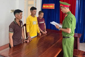 Công an khởi tố ba người. Ảnh: CA