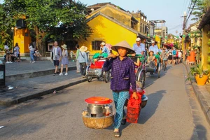 Phường Hội An muốn giữ "gánh hàng rong" trong phố cổ. Ảnh: TN
