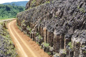 Dãy "núi đá đĩa" ở xã Phước Năng, TP Đà Nẵng.