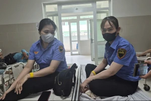 Hai nhân viên gác chắn đường sắt bị đánh đang điều trị tại bệnh viện. Ảnh: TN