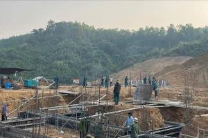 Bộ đội Đà Nẵng và lực lượng dân quân đã có mặt trên công trường. Ảnh: BĐ