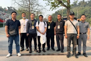 Bàn giao Wang Hua cho phía Công an Trung Quốc. Ảnh: CA