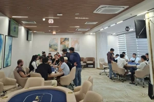 Cảnh sát hình sự kiểm tra, phát hiện nhiều người đánh bạc. Ảnh: CA