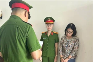 Công an bắt bị can Hương. Ảnh: CA