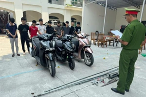 Nhóm thanh thiếu niên bị bắt. Ảnh: CA