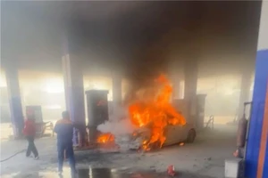 Ô tô bốc cháy ở cây xăng. Ảnh: TN