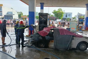 Hiện trường ô tô bốc cháy ở cây xăng.