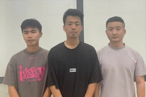 Hai người nước ngoài và một người Việt Nam bị khởi tố. Ảnh: CA