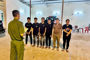 Công an đọc lệnh giữ người. Ảnh: CA