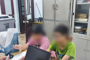 Công an làm việc với những người liên quan. Ảnh: CA