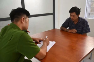 Công an làm việc với nghi can. Ảnh: CA
