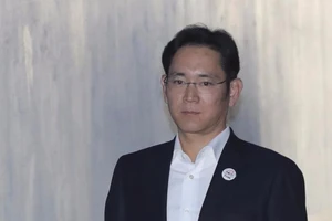 Hàn Quốc giữ đề nghị 12 năm tù cho thái tử Samsung