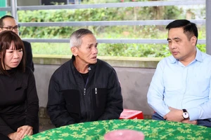 Đoàn công tác Bộ NN&PTNT thăm gia đình trạm phó kiểm lâm bị bắn tử vong