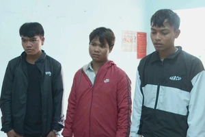 Vì tiếng nẹt pô xe máy, 3 trai làng bị điều tra hành vi giết người