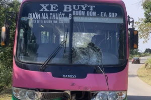 Va chạm với xe buýt, cha cùng con gái tử vong thương tâm