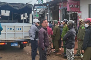 Dẹp chợ tạm lề đường để "giải cứu" chợ mới bỏ không